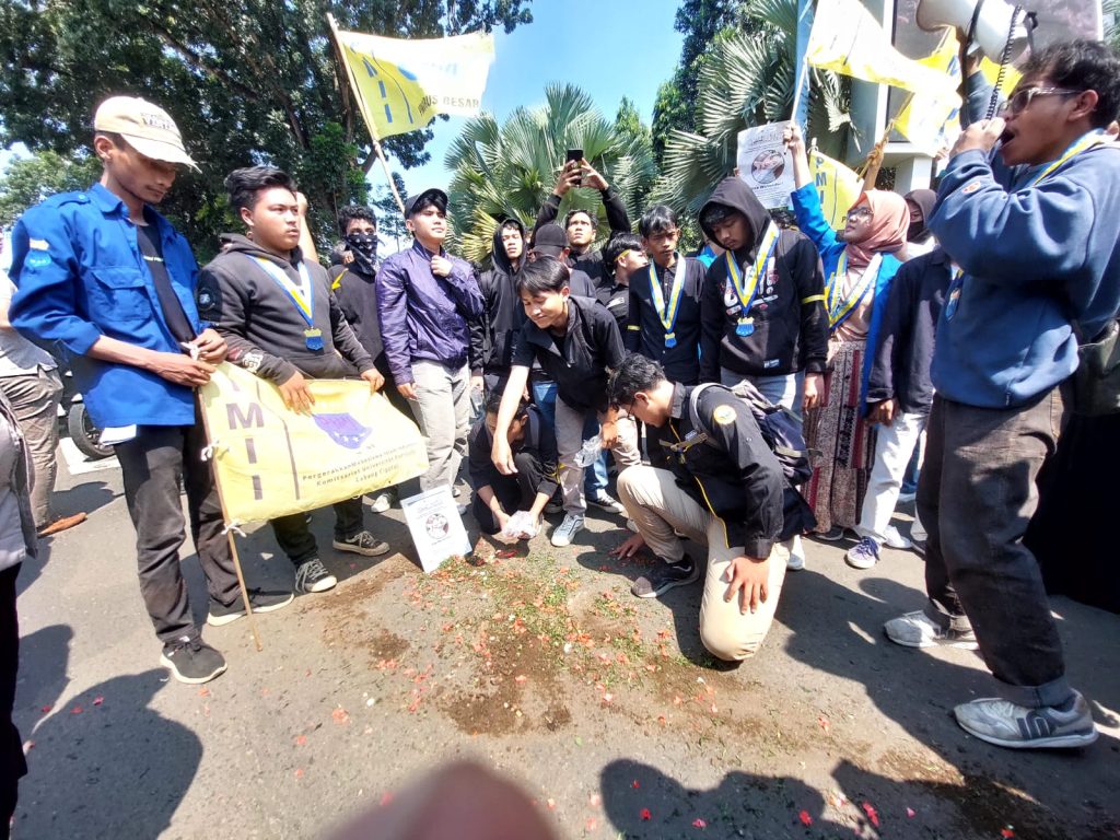 Truk Tanah Beroperasi Liar