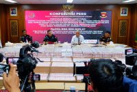 Konferensi Pers Pusat Penerangan Hukum Kejaksaan Agung, penyitaan uang terkait dugaan tindak pidana pencucian uang dengan tindak pidana korupsi dalam kegiatan usaha perkebunan kelapa sawit PT Duta Palma Group atas PT Darmex Plantation di Kejaksaan Agung, Jakarta, Selasa, (12/11/2024). | Foto dari: Harli Siregar