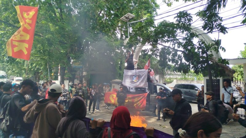 Aksi Jaringan Mahasiswa dan Masyarakat yang tergabung dalam Sentral Komite Aksi Kerakyatan (SKAK) depan Gedung Cisadane, pada Senin (6/1/2025) | Dokumentasi : Topan Bagaskara