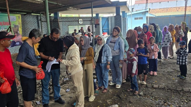 Pembagian daging kurban oleh PT Bintang Kanguru