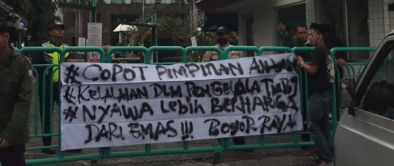 Aksi unjuk rasa di kantor pusat PT Aneka Tambang Tbk (ANTAM) oleh Gerakan Solidaritas Mahasiswa Bogor Raya | Dok: Istimewa