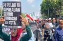 Massa long march menuju gedung DPR (20/09) | Foto: Ezra Hanif