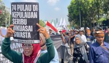 Massa long march menuju gedung DPR (20/09) | Foto: Ezra Hanif