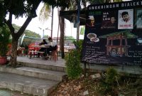 Angkringan Dialektika: persimpangan Jl. Kalipasir Indah - Sungai Cisadane Tangerang