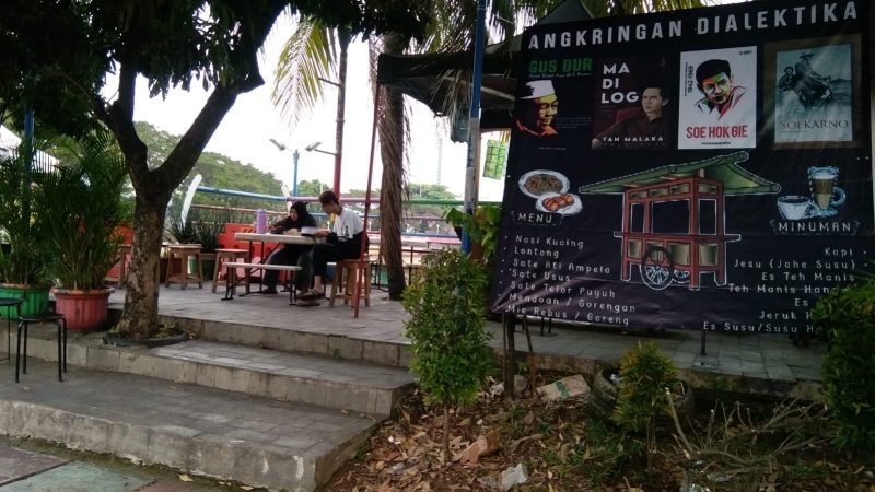 Angkringan Dialektika: persimpangan Jl. Kalipasir Indah - Sungai Cisadane Tangerang