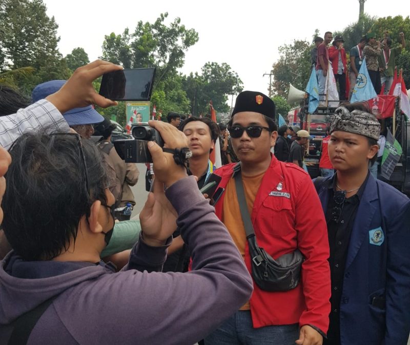 Massa Aksi saat diwawancarai oleh media