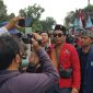 Massa Aksi saat diwawancarai oleh media