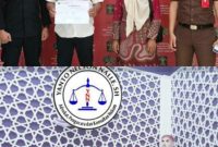 Gambar atas: Supriyani, Guru SDN 04 Baito usai diperiksa
Gambar bawah: Nelson Nalle, S.H, Ketua LBH Peradi Perjuangan