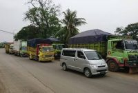 Sumber gambar: Tangerang Daily/Foto Eko Setiawan/Truk pengangkut tanah terparkir di bahu Jalan Husein Sastranegara, Benda, Kota Tangerang