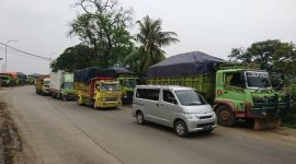 Sumber gambar: Tangerang Daily/Foto Eko Setiawan/Truk pengangkut tanah terparkir di bahu Jalan Husein Sastranegara, Benda, Kota Tangerang