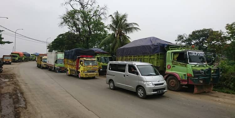 Sumber gambar: Tangerang Daily/Foto Eko Setiawan/Truk pengangkut tanah terparkir di bahu Jalan Husein Sastranegara, Benda, Kota Tangerang