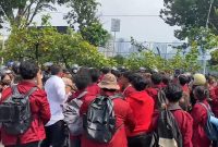 Bentrokan Massa Aksi Mahasiswa UBK dengan Aparat Kepolisian