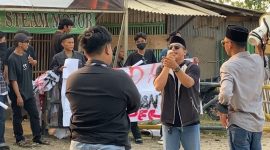 Forum Mahasiswa Tangerang Utara (FORMATUR) unjuk rasa depan PT TUM, Desa Tanjung Burung, Kecamatan Teluknaga, Kabupaten Tangerang, Banten, Jumat (30/10/2024).