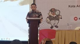Dr. Wenly RJ Lobong, Tenaga Ahli Bawaslu RI Div. SDMO dan Diklat dalam Sosialisasi Bawaslu RI bersama Mahasiswa dan Masyarakat (11/11).