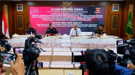 Konferensi Pers Pusat Penerangan Hukum Kejaksaan Agung, penyitaan uang terkait dugaan tindak pidana pencucian uang dengan tindak pidana korupsi dalam kegiatan usaha perkebunan kelapa sawit PT Duta Palma Group atas PT Darmex Plantation di Kejaksaan Agung, Jakarta, Selasa, (12/11/2024). | Foto dari: Harli Siregar