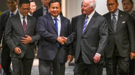 Presiden Prabowo Subianto (kedua kiri)  berbincang dengan Presiden United States-Indonesia Society (UsIndo) David Merrill (kedua kanan) sebelum pertemuan dengan anggota UsIndo di Washington DC, Amerika Serikat, Senin (11/11/2024). Foto: AntaraNews/Hafidz Mubarak.