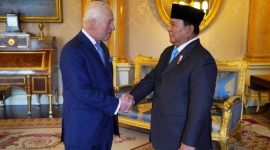 Keterangan Gambar: Raja Charles III dari Inggris (kiri) berjabat dengan Presiden Republik Indonesia Prabowo Subianto di Istana Buckingham, London (21/11/2024) | Dokumentasi: Jonathan Brady