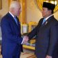 Keterangan Gambar: Raja Charles III dari Inggris (kiri) berjabat dengan Presiden Republik Indonesia Prabowo Subianto di Istana Buckingham, London (21/11/2024) | Dokumentasi: Jonathan Brady