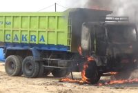 Sumber gambar: iNews.id/Noerman Hasnugara/Truk pengangkut tanah dibakar warga usai menabrak bocah SD berusia sembilan tahun di Jalan Raya Kosambi, Kecamatan Teluk Naga, Kabupaten Tangerang, Banten, Kamis (7/11/2024).