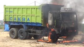 Sumber gambar: iNews.id/Noerman Hasnugara/Truk pengangkut tanah dibakar warga usai menabrak bocah SD berusia sembilan tahun di Jalan Raya Kosambi, Kecamatan Teluk Naga, Kabupaten Tangerang, Banten, Kamis (7/11/2024).