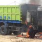 Sumber gambar: iNews.id/Noerman Hasnugara/Truk pengangkut tanah dibakar warga usai menabrak bocah SD berusia sembilan tahun di Jalan Raya Kosambi, Kecamatan Teluk Naga, Kabupaten Tangerang, Banten, Kamis (7/11/2024).
