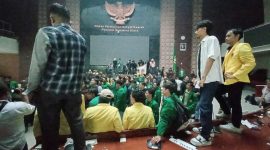 Mahasiswa Sumatera Utara terobos pagar dan dukuki Ruang Paripurna DPRD Sumatera Utara | Dokumentasi: Romulo/jurnalx.co.id