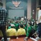 Mahasiswa Sumatera Utara terobos pagar dan dukuki Ruang Paripurna DPRD Sumatera Utara | Dokumentasi: Romulo/jurnalx.co.id