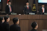 (Tengah) Ketua DKPP Haddy Lugito, didampingi, dua orang Anggota (Kiri) I Dewa Kade Wiarsa Raka Sandi, dan (Kanan) Johanes Kristiadi, saat Sidang Pembacaan vonis Ketua KPU, Hasyim Asy'ari terkait pendaftaran pencalonan Gibran Rakabuming Raka sebagai bakal calon Wakil Presiden (5/2/2024) | Dokumentasi: Antara/Aditya Pradana Putra
