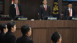 (Tengah) Ketua DKPP Haddy Lugito, didampingi, dua orang Anggota (Kiri) I Dewa Kade Wiarsa Raka Sandi, dan (Kanan) Johanes Kristiadi, saat Sidang Pembacaan vonis Ketua KPU, Hasyim Asy'ari terkait pendaftaran pencalonan Gibran Rakabuming Raka sebagai bakal calon Wakil Presiden (5/2/2024) | Dokumentasi: Antara/Aditya Pradana Putra