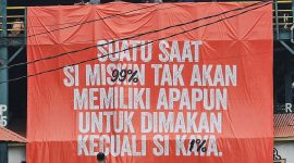 Kain rentang berisi kritik kesenjangan ekonomi di Indonesia | Sumber: Social Movement Institute (SMI) via Instagram @socialmovementinstitute