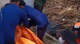 Keterangan: Proses evakuasi mayat oleh petugas yang dibantu warga | Sumber: Hasil tangkap layar