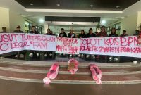 Foto: Masyarakat yang tergabung dalam Musyawarah Rakyat Banten lakukan kajian di Kantor Kecamatan Pontang, Serang, Banten, pada Kamis (19/12/2024) | Dokumentasi : Pribadi