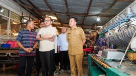 Keterangan: (tengah) Menteri Perdagangan, Budi Santoso dalam inspeksi dadakan di Pasar Sukaramai Medan yang ditemani oleh Pj Gubernur Sumut, Agus Fatoni dan Wali Kota Medan, Bobby Nasution | Sumber Gambar: Dinas Komunikasi dan Informasi Provinsi Sumut/diskominfo.sumutprov.go.id