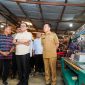 Keterangan: (tengah) Menteri Perdagangan, Budi Santoso dalam inspeksi dadakan di Pasar Sukaramai Medan yang ditemani oleh Pj Gubernur Sumut, Agus Fatoni dan Wali Kota Medan, Bobby Nasution | Sumber Gambar: Dinas Komunikasi dan Informasi Provinsi Sumut/diskominfo.sumutprov.go.id