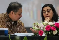 Keterangan: (kiri) Menteri Koordinator Bidang Perekonomian, Airlangga Hartarto dan (kanan) Menteri Keuangan, Sri Mulyani, dalam konferensi pers di kantor Kementerian Koordinator Perekonomian, pada Senin (16/12) di Jakarta.
