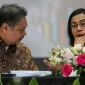 Keterangan: (kiri) Menteri Koordinator Bidang Perekonomian, Airlangga Hartarto dan (kanan) Menteri Keuangan, Sri Mulyani, dalam konferensi pers di kantor Kementerian Koordinator Perekonomian, pada Senin (16/12) di Jakarta.