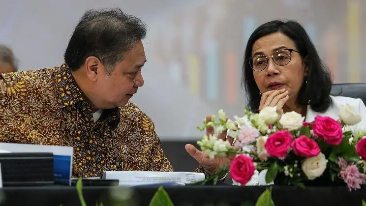 Keterangan: (kiri) Menteri Koordinator Bidang Perekonomian, Airlangga Hartarto dan (kanan) Menteri Keuangan, Sri Mulyani, dalam konferensi pers di kantor Kementerian Koordinator Perekonomian, pada Senin (16/12) di Jakarta.