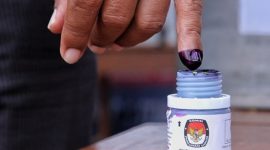 Keterangan: Penandaan jari setelah mencoblos di TPS | Sumber Gambar: hai.grid.id