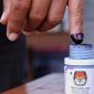 Keterangan: Penandaan jari setelah mencoblos di TPS | Sumber Gambar: hai.grid.id