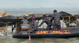 Proses pembongkaran 'pagar laut' di Kabupaten Tangerang, Banten oleh Lantamal III Jakarta dan masyarakat lokal | Dokumentasi: Abid Raiman/Kumparan.com