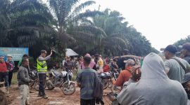 Masyarakat Desa Sungai Bungur protes untuk memperjuangkan hak atas lahan Skatol | Dokumentasi: Arsip