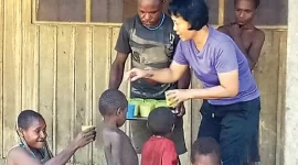 Dokter Sri Hayati dalam kegiatan pemberian nutrisi tambahan di Dusun Daboto, Distrik Biandoga, Intan Jaya. | Sumber Gambar: radarpapua.jawapos.com/Tina Mamangkey