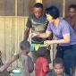 Dokter Sri Hayati dalam kegiatan pemberian nutrisi tambahan di Dusun Daboto, Distrik Biandoga, Intan Jaya. | Sumber Gambar: radarpapua.jawapos.com/Tina Mamangkey