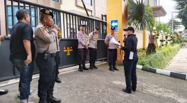 Massa Aksi Menyampaikan Tuntutan Kepada Polres Metro Jakarta Pusat.
