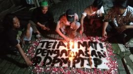 Aksi simbolik protes atas tindakan tak transparan Dinas Penanaman Modal dan Pelayanan Terpadu Satu Pintu (DPMPTSP) | Dokumentasi: Fiqri