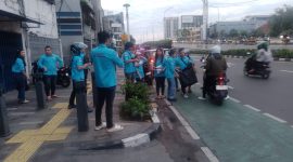 Generasi Solidaritas Ono Niha berbagi takjil Ramadhan 1446 H di Jakarta Pusat. | Dokumentasi: Humas GSON