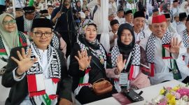 Ahmad Sajili (paling kanan) dengan Walikota Jakarta Timur dan Ketua Panitia berpose 