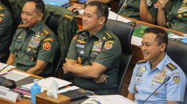 Panglima TNI Jenderal TNI Agus Subiyanto (kiri) bersama KSAD Jenderal TNI Maruli Simanjuntak (tengah), dan KSAU Marsekal TNI Tonny Harjono (kanan) mengikuti rapat kerja dengan Komisi I DPR di Kompleks Parlemen, Senayan, Jakarta, Kamis (13/3/2025). | ANTARA FOTO/Asprilla Dwi Adha/YU