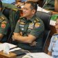 Panglima TNI Jenderal TNI Agus Subiyanto (kiri) bersama KSAD Jenderal TNI Maruli Simanjuntak (tengah), dan KSAU Marsekal TNI Tonny Harjono (kanan) mengikuti rapat kerja dengan Komisi I DPR di Kompleks Parlemen, Senayan, Jakarta, Kamis (13/3/2025). | ANTARA FOTO/Asprilla Dwi Adha/YU