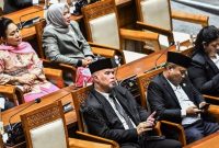 Sejumlah anggota DPR mengikuti Rapat Paripurna DPR Ke-10 Masa Persidangan II Tahun Sidang 2024-2025 di Kompleks Parlemen, Senayan, Jakarta, Selasa (21/1/2025). ANTARA FOTO/Rivan Awal Lingga/foc.